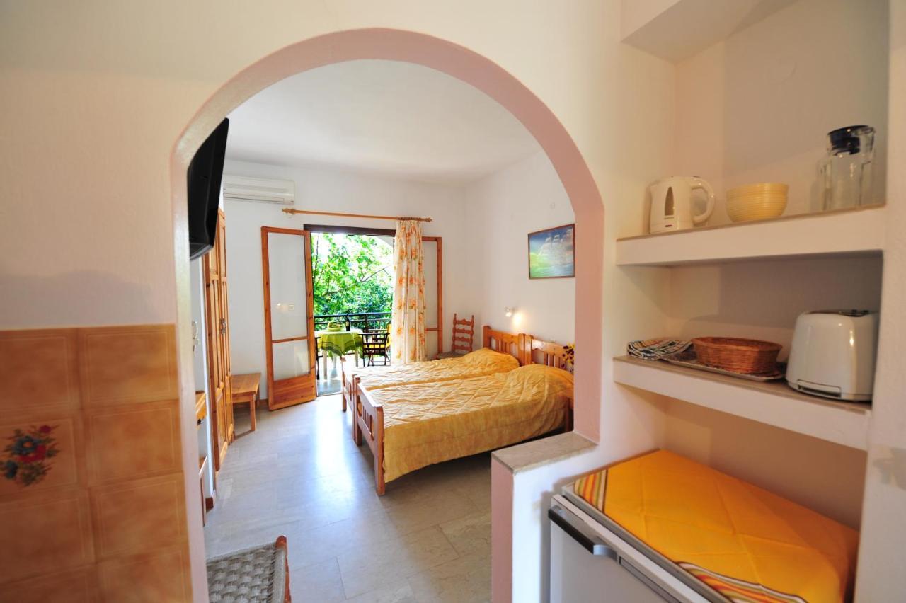 Dionisos Studios And Apts Skiathos Koukounaries Eksteriør billede