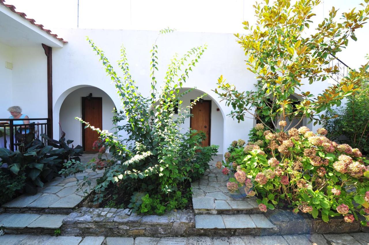 Dionisos Studios And Apts Skiathos Koukounaries Eksteriør billede